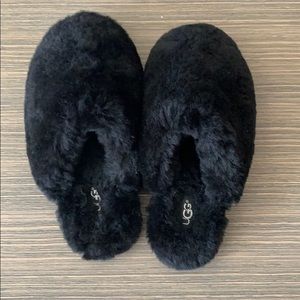UGG black furry slippers size 6